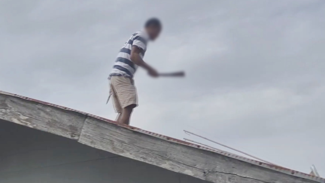 สยบคลั่ง หนุ่มจิตเวชคว้ามีดไล่ฟันพี่สาวมือขาด-หูขาด ก่อนหนีตำรวจขึ้นหลังคา