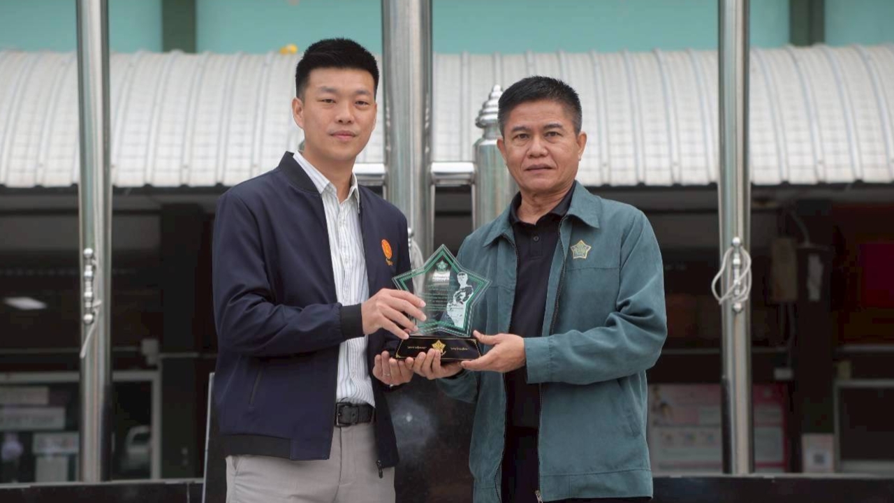 “เท้ง” รับรางวัลศิษย์เก่าดีเด่นทวีธาภิเศก ยกคำขวัญรร. หล่อหลอมใช้ทำงานการเมือง