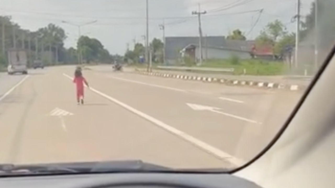 โชคดีรถไม่ชน เด็กถือขวดนม วิ่งออกจากศูนย์เด็กเล็กไปตามถนน 