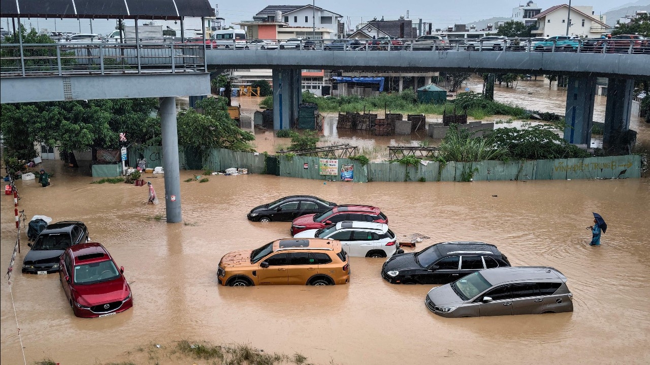 เวียดนามอ่วม น้ำท่วมครั้งใหญ่แถบภาคกลาง ยอดตายพุ่ง 41 ศพ สูญหาย 9 ราย