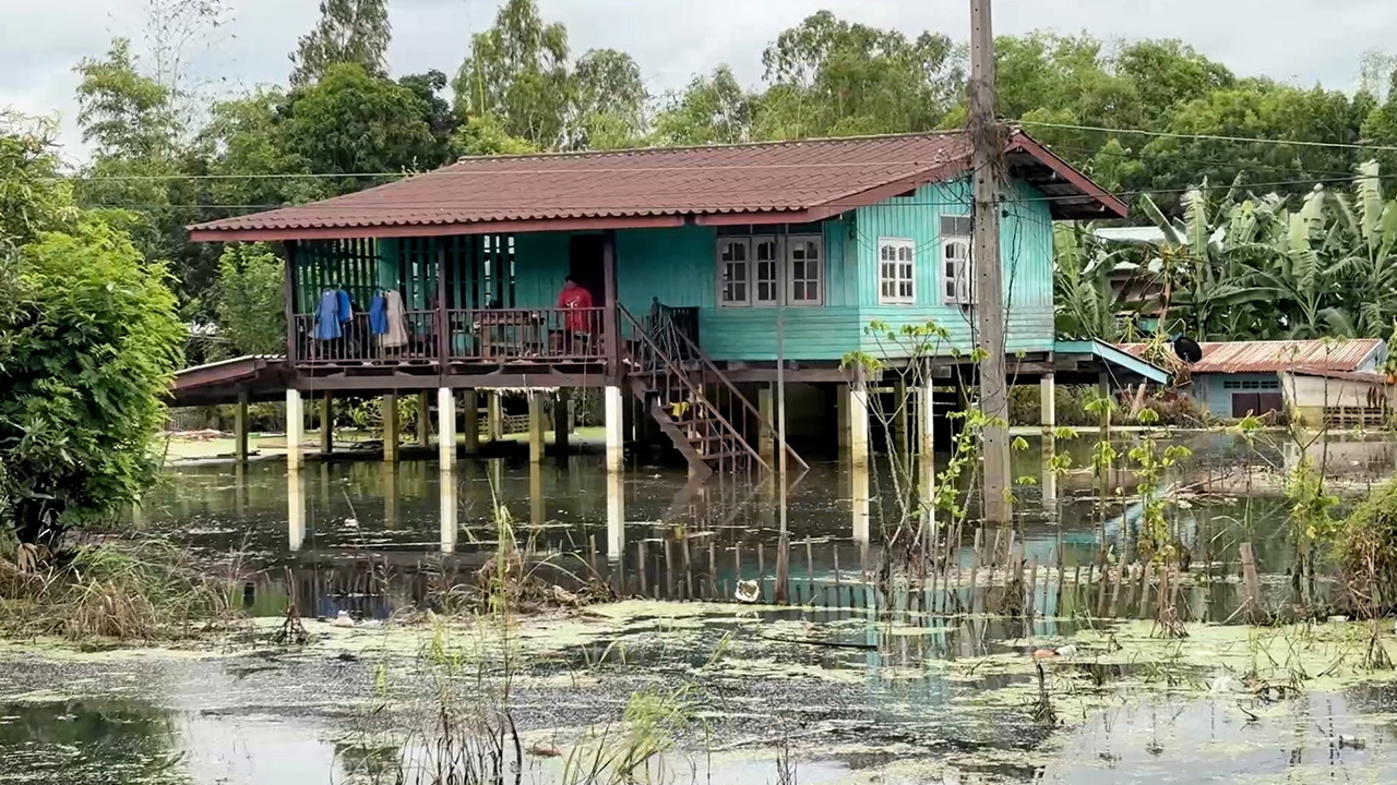 ชัยนาทเดือดร้อน น้ำขังจนเน่าเหม็น สิงห์บุรีก็หนัก น้ำปิดล้อมโรงพยาบาลคนไข้ทุลักทุเล