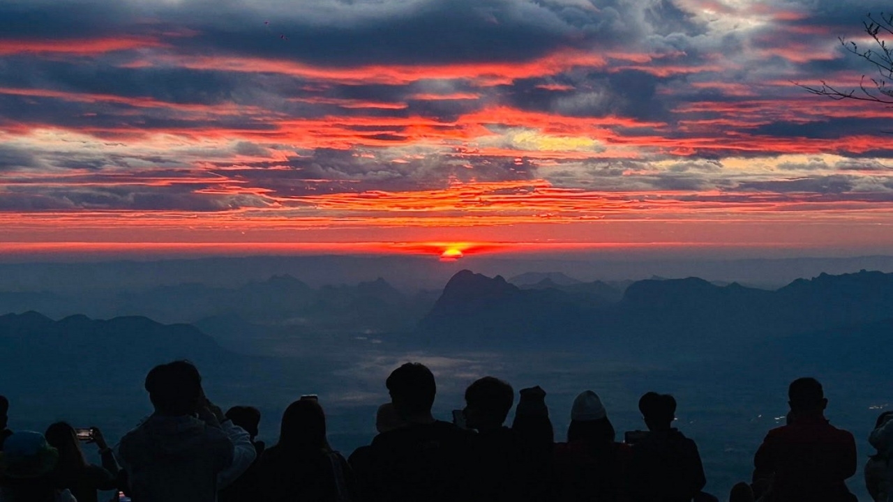 "ยอดดอยภูกระดึง" อุณหภูมิลดต่ำสุด 10.5 องศาฯ นักท่องเที่ยวแห่ท้าลมหนาว