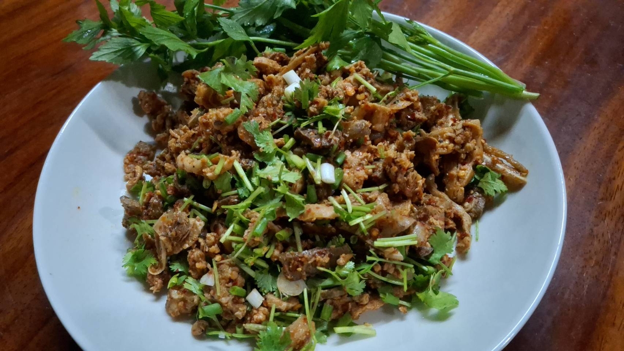 ตำนาน 70 ปี "ลาบหมู่สวอง" ทีเด็ดสวรรคโลก รสมือป้าแจ๋ววัย 81 ที่นักชิมต้องคารวะ