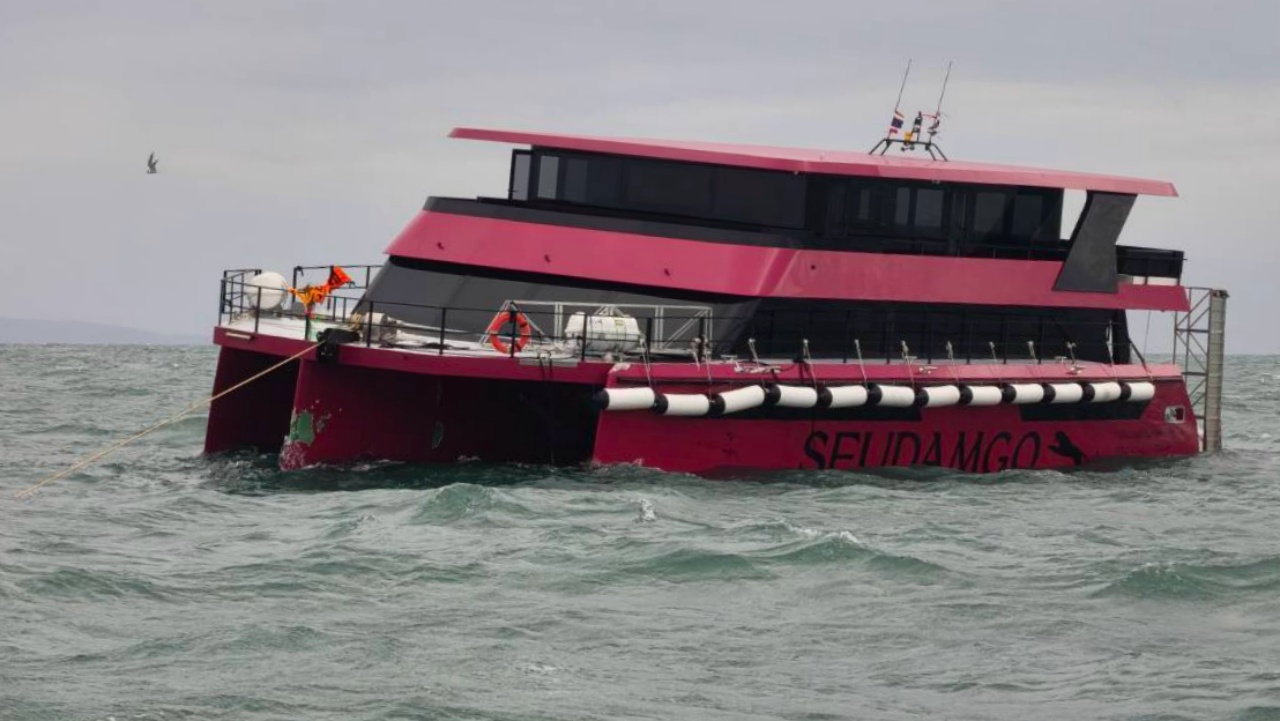 เรือข้ามฟากเกาะกูด ปะทะคลื่นลมแรง จนท้องเรือแตก เร่งช่วยผู้โดยสารเกือบ 100 คน