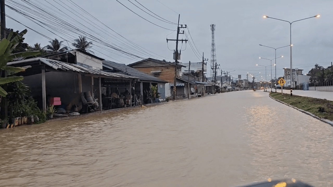 ฝนถล่มนครศรีธรรมราช น้ำทะลักท่วมกลางดึก "อ.สิชล-อ.ไชยา" หลายพื้นที่ยังวิกฤติ