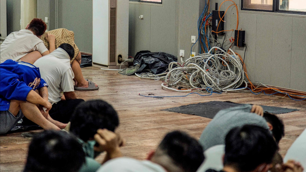 กองทัพเมียนมา บุกทลายเครือข่ายสแกมเมอร์ รวบผู้ต้องสงสัย 350 คน บริเวณใกล้ชายแดนไทย 