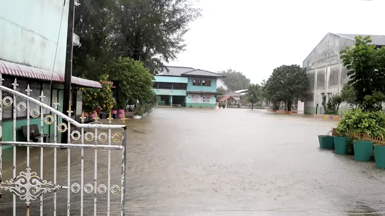 โรงเรียนหลายแห่งใน จ.พัทลุง ประกาศปิดจากสถานการณ์ฝนตกหนัก น้ำท่วมฉับพลัน
