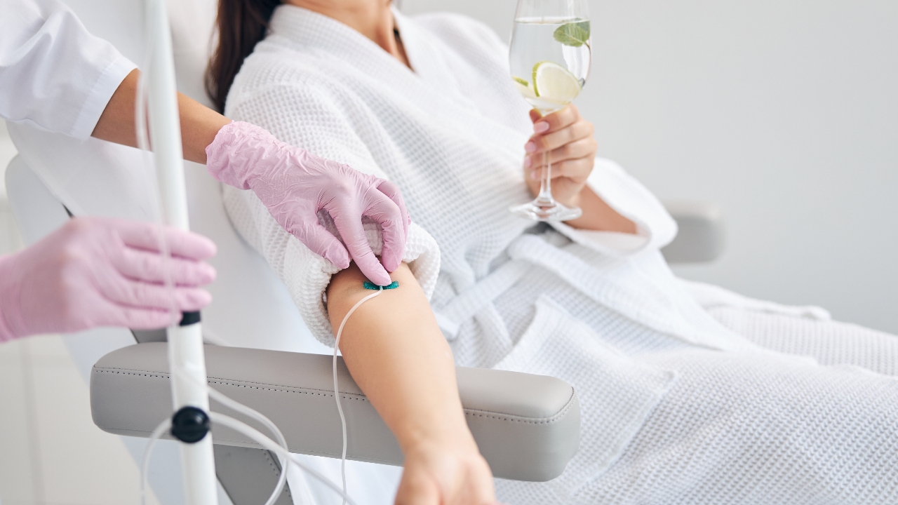 รู้ให้ลึกก่อนตัดสินใจรับวิตามินทางหลอดเลือด (IV Drip)