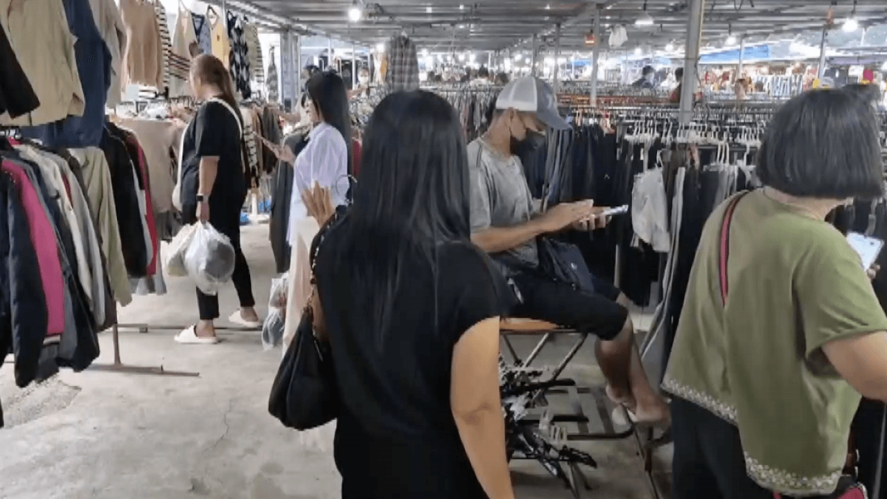 บุรีรัมย์อุณหภูมิลดต่อเนื่อง คนแห่ซื้อเสื้อกันหนาวมือสอง ทำยอดขายพุ่งวันละ 2-3 พันบาท