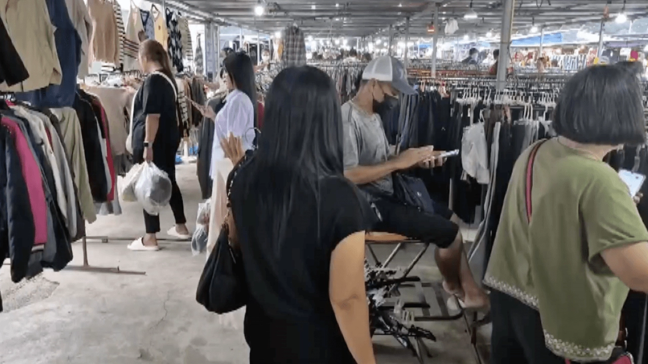 บุรีรัมย์อุณหภูมิลดต่อเนื่อง คนแห่ซื้อเสื้อกันหนาวมือสอง ทำยอดขายพุ่งวันละ  2-3 พันบาท