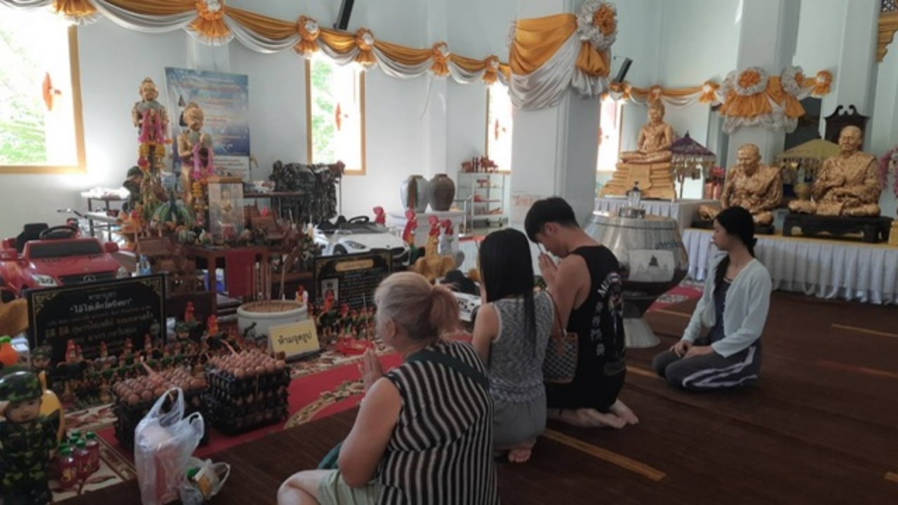 แม่ค้าขายมะนาว มาแก้บน "ไอ้ไข่" ถวายไข่ไก่ 300 ฟอง จุดประทัดเลขเด็ด 1,000 นัด