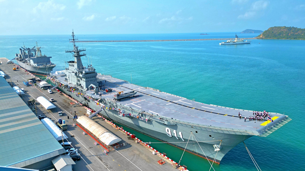 เรือหลวงจักรีนฤเบศร แสนยานุภาพเหนือน่านน้ำ เทียบกองเรือกัมพูชา