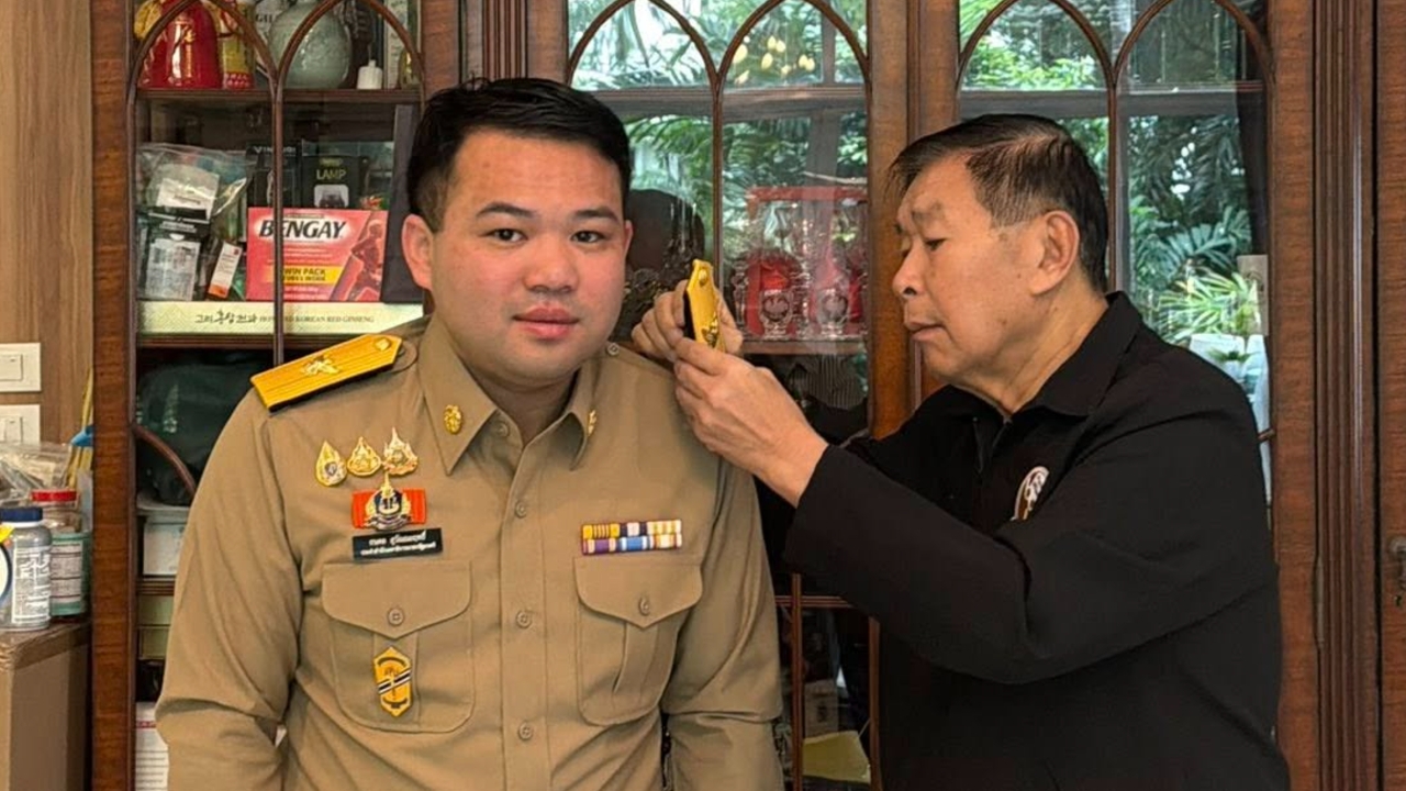 “ธนดล” กราบขอพร “เสรีพิศุทธ์” หลังเป็น ขรก.การเมือง ชี้ ผู้ให้โอกาสทำงานการเมืองคนแรก