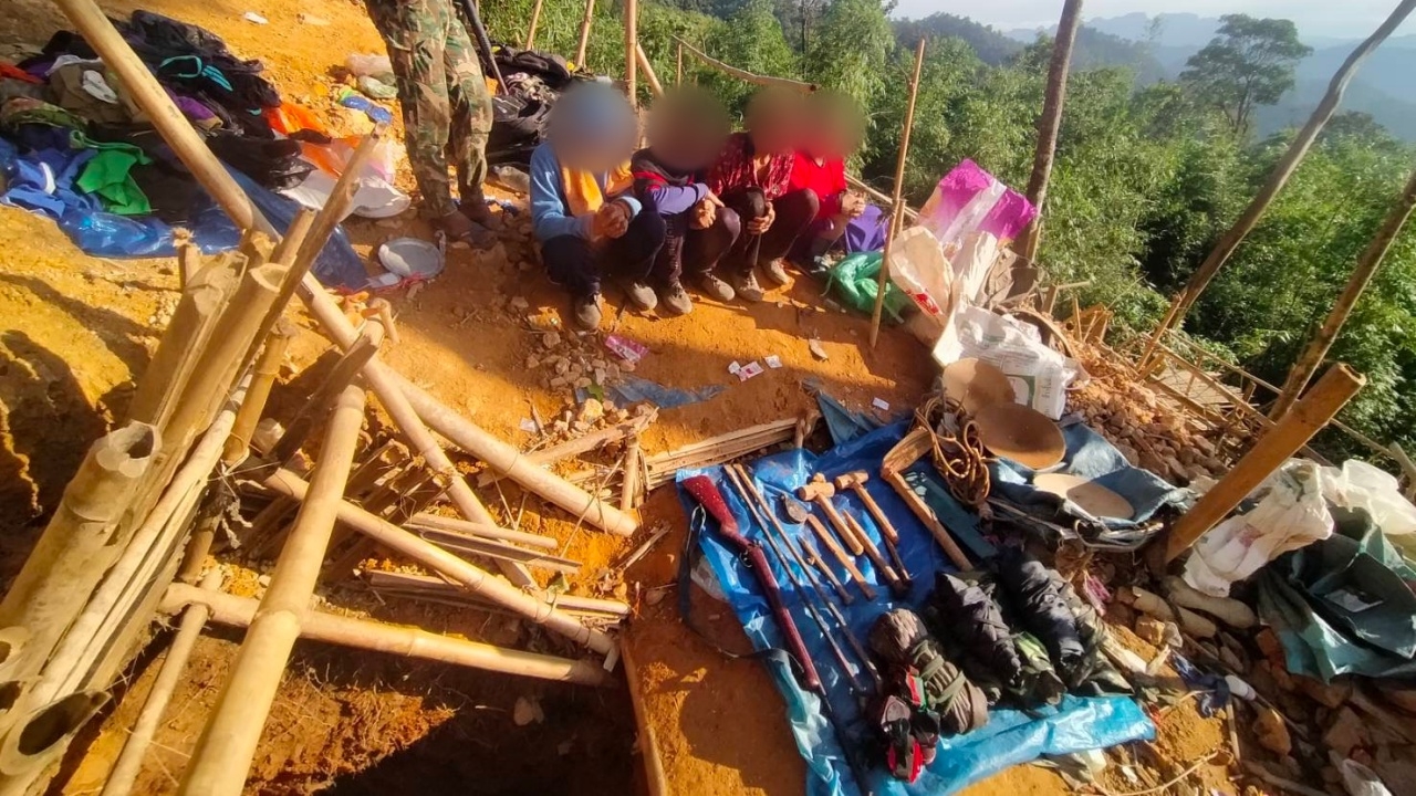 จับได้ 4 คน แก๊งลักขุดดินร่อน "แร่ทองคำ" อุทยานทองผาภูมิ ยึดอุปกรณ์ของกลางเพียบ