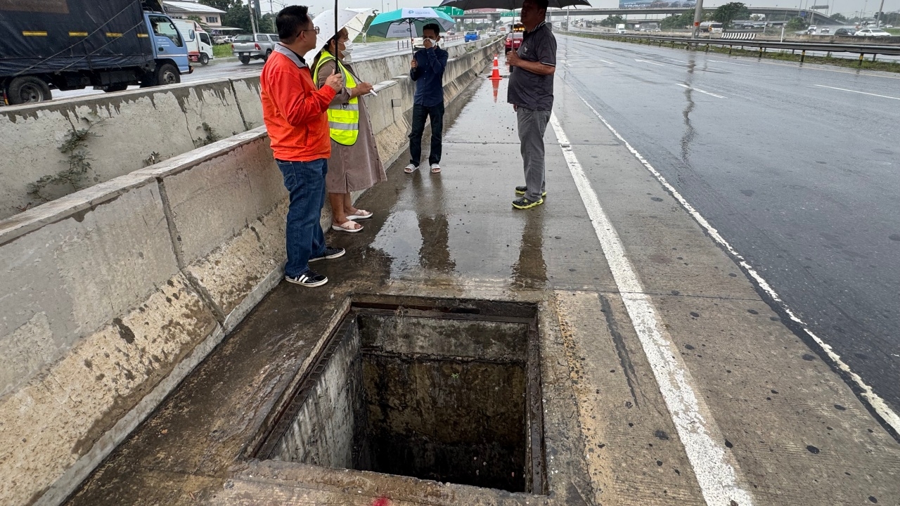 ขโมยอาละวาด ลักตะแกรงท่อระบายน้ำ ถนนกาญจนาภิเษก หายไป 40 ชิ้น