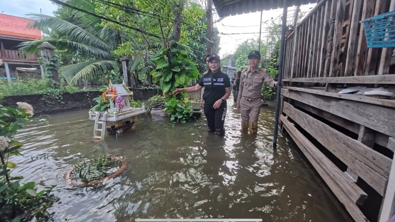 นายอำเภอบางกรวย จับมือ “บ้าน รัฐ วัด สื่อ” ลุยน้ำท่วมหาชาวบ้าน