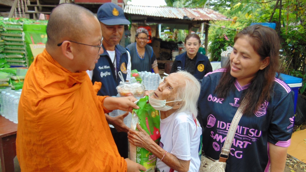 เจ้าอาวาสวัดพลายชุมพล นำมอบข้าวสาร-น้ำดื่ม ช่วยชาวสุโขทัย ผู้ประสบภัยน้ำท่วม
