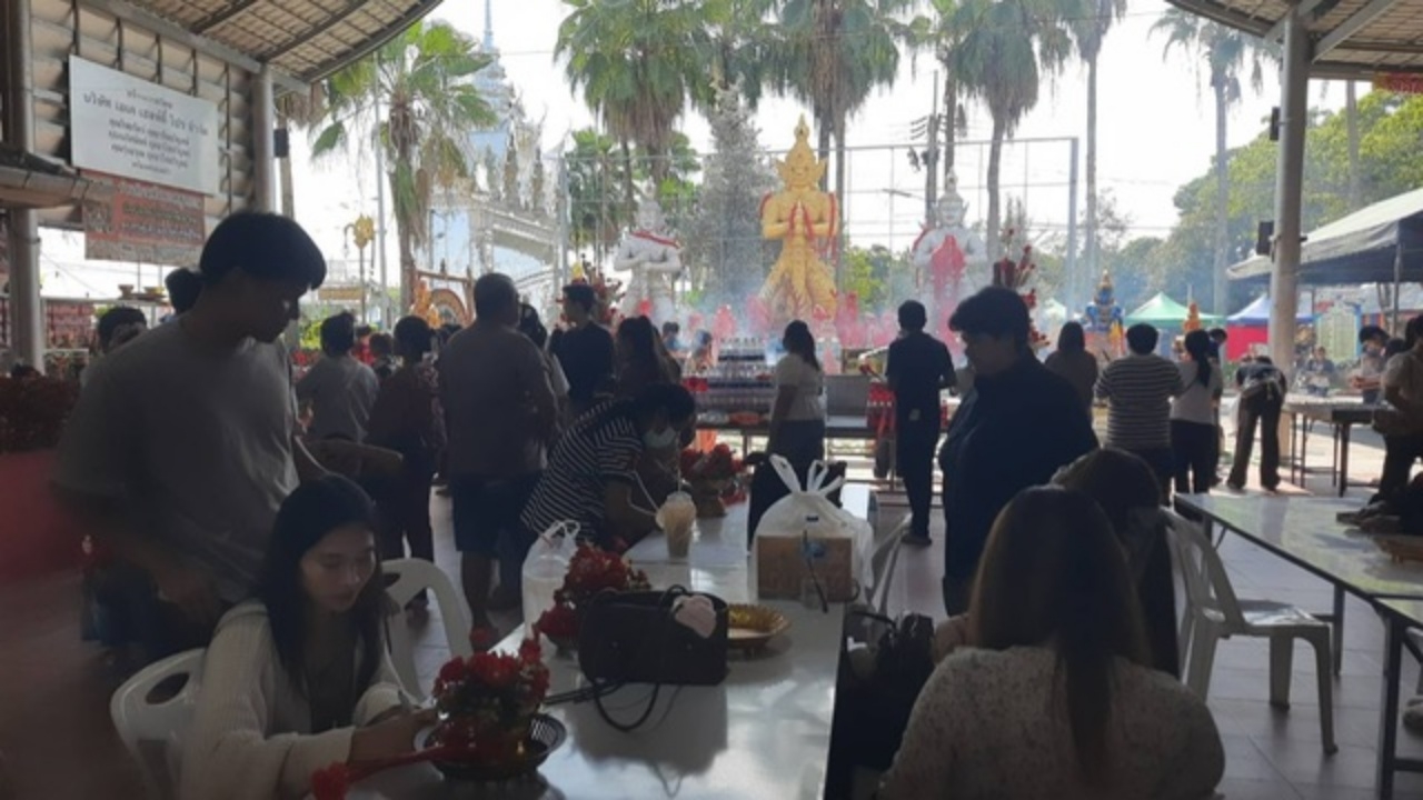 คอหวยสมหวัง มาแก้บน "ท้าวเวสสุวรรณ-ไอ้ไข่" วัดดอนใหญ่ ไม่ลืมขอ "เลขเด็ด" อีกงวด