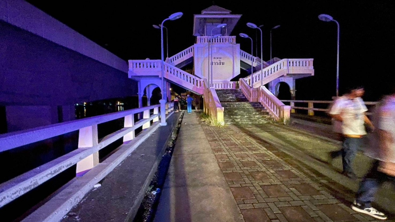 เจ้าหน้าที่เร่งค้นหา กระบะชนราวกั้น "สะพานสารสิน" ตกทะเล จมน้ำสูญหาย