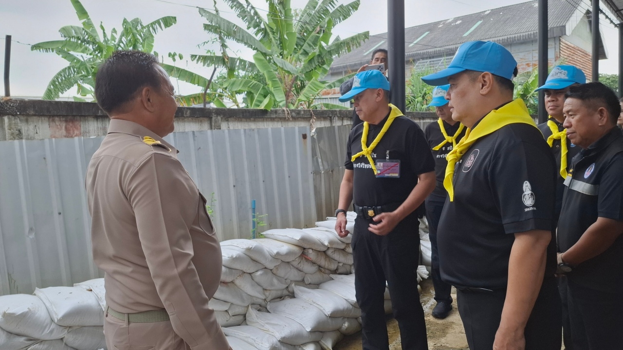 แม่ทัพภาค 1 พร้อมผู้ว่าฯ ปทุมธานี ลงพื้นที่น้ำท่วม ต.บางขะแยง มอบถุงยังชีพช่วยชาวบ้าน