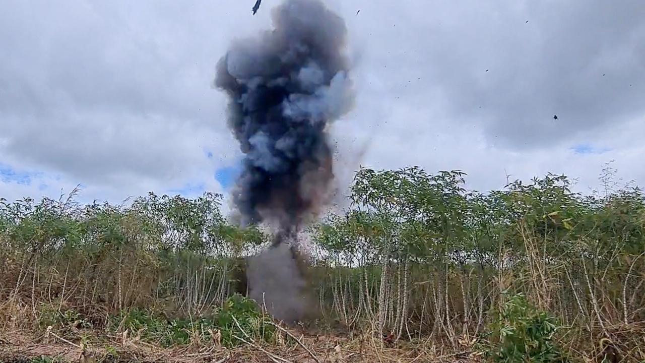 พบอีก เจ้าหน้าที่ EOD ทำลายจรวด BM-21 ตกค้างในไร่มันสำปะหลัง อุบลฯ