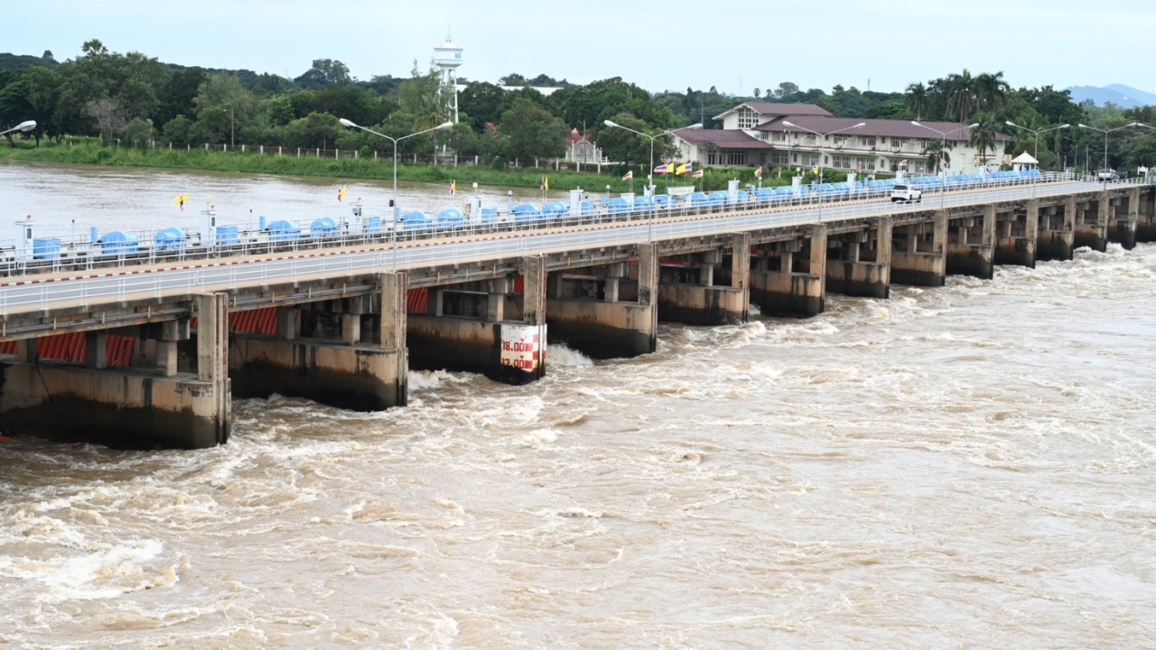 "เขื่อนเจ้าพระยา" ทยอยปรับลดการระบายน้ำ เร่งปล่อยน้ำออกอ่าวไทยเต็มศักยภาพ