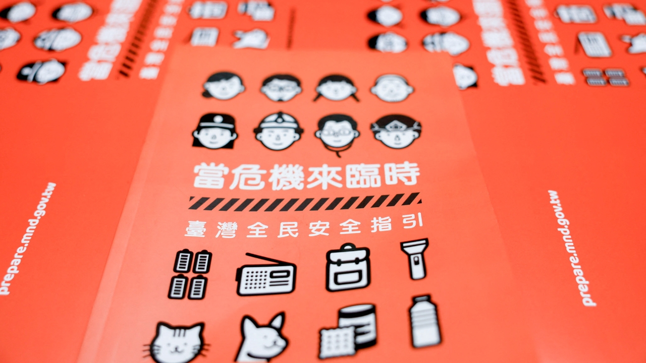 ไต้หวันเตรียมแจกคู่มือป้องกันพลเรือนทุกครัวเรือน รับมือภัยคุกคามจากจีน