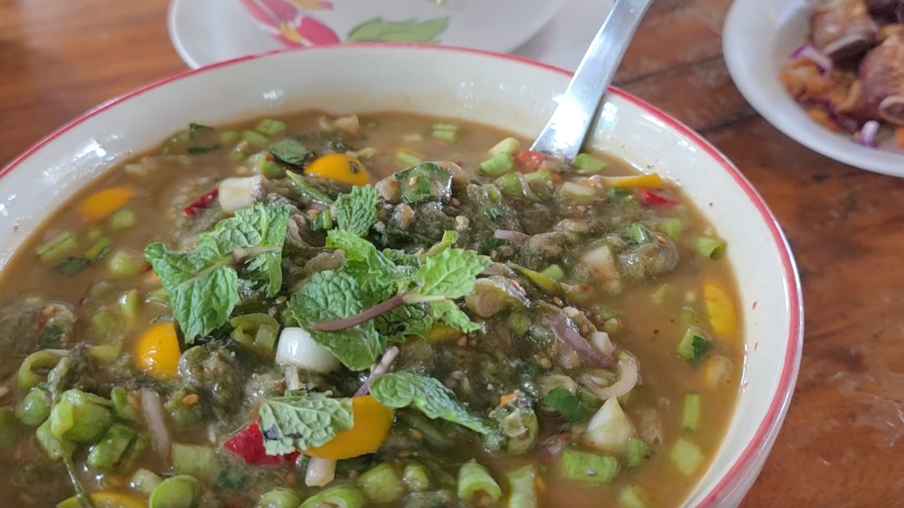 ชวนชิมลาบเทา และแกงไข่ผำ ซูเปอร์ฟู้ดแดนอีสาน ต้นตำรับรสมือแม่ที่ร้านตำถาดคุณนายเมย์ จ.กาฬสินธุ์