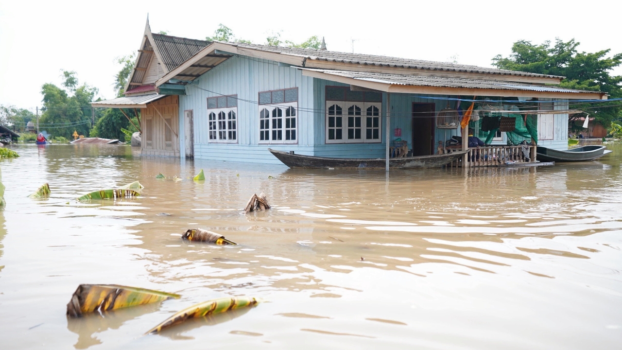 “อนุทิน” สั่ง 2 รองนายกฯ หารือเยียวยาพื้นที่รับน้ำใหม่-เยียวยาสมทบบ้านน้ำท่วมเกิน 30 วัน