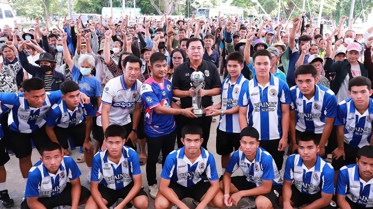 “เสี่ยแฮงค์“ นำทีม “รร.อบจ.ชัยนาท” ลงพื้นที่มอบถุงยังชีพ ให้กำลังใจผู้ประสบอุทกภัยในพื้นที่