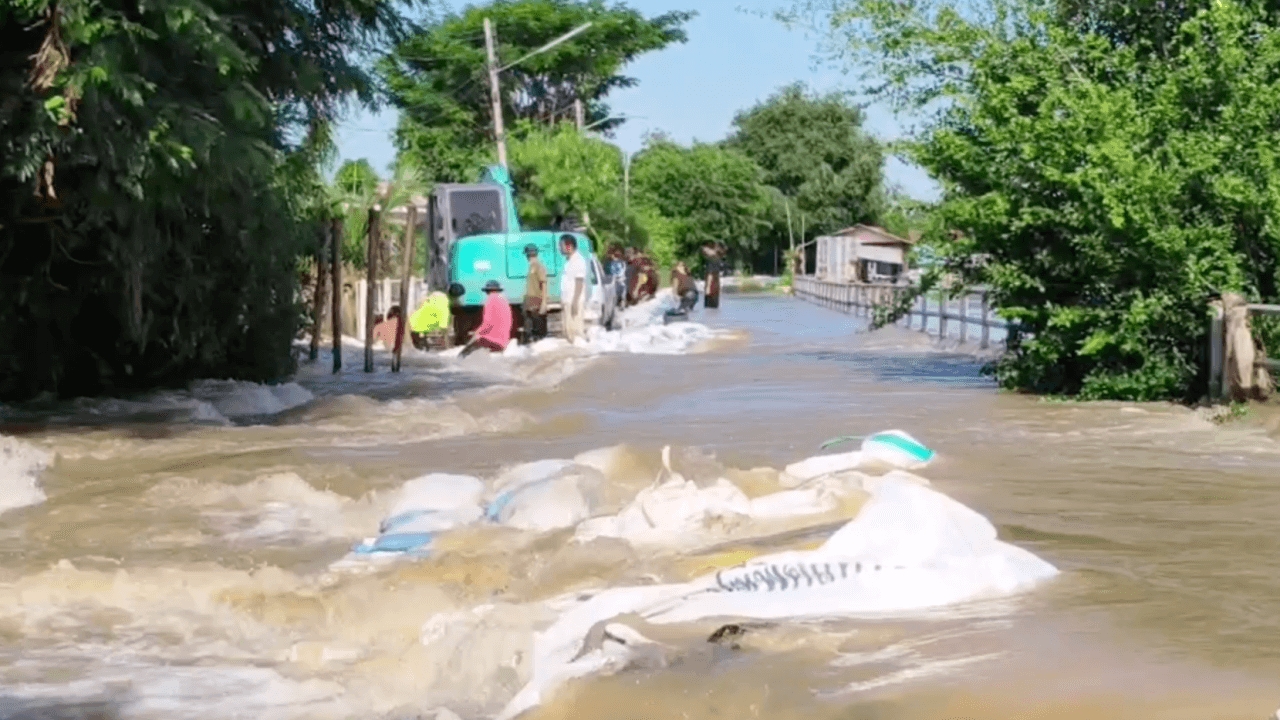 กระสอบทรายกั้นแม่น้ำเจ้าพระยาพัง ที่สิงห์บุรี น้ำทะลักท่วมกว่า 200 หลัง