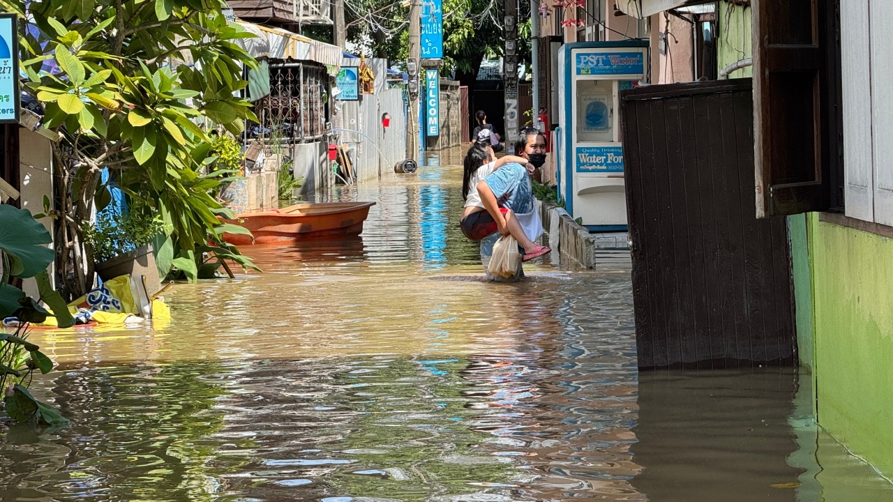 ชาวบ้านชุมชนวัดแคนอก ย้ายของหนีน้ำ วัดเฉลิมพระเกียรติ ท่วมมิดกำแพง