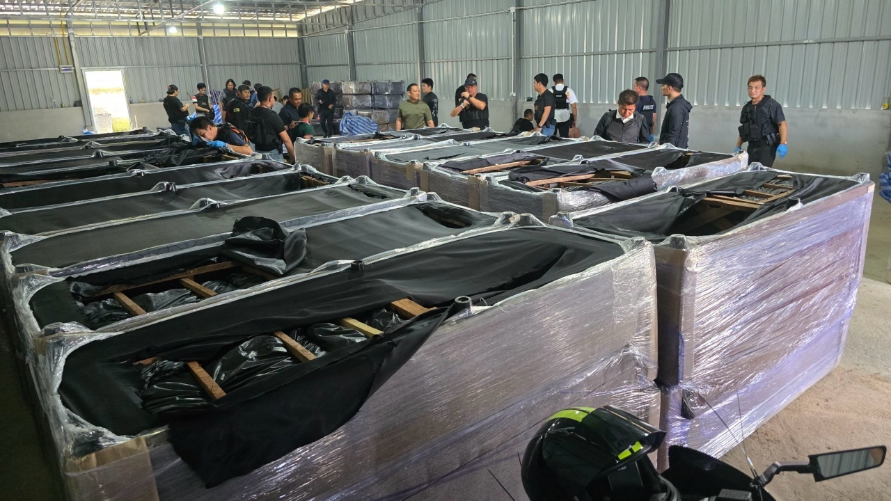 ทลายโกดังเชียงราย ซุกยาบ้ากว่า 10 ล้านเม็ดในโซฟา เตรียมส่งเข้าพื้นที่ชั้นใน