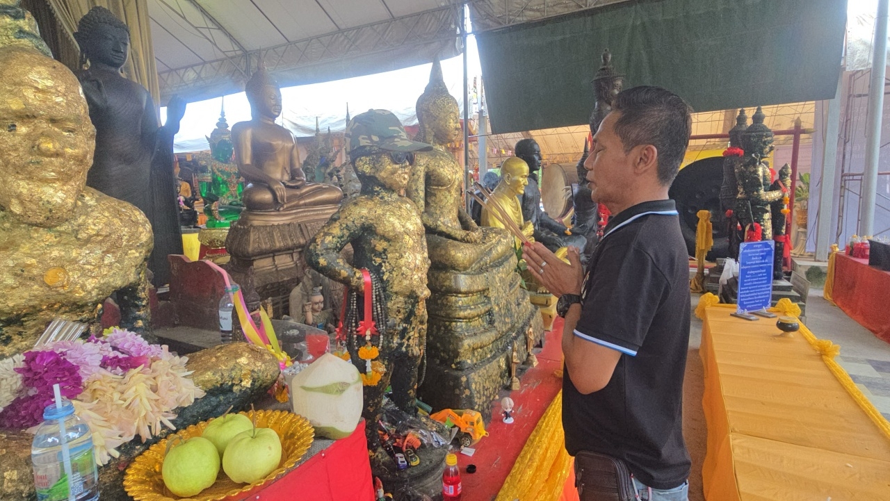 พ่อค้าดวงเฮง ขอโชคกุมารจุกดำ ถูกรางวัลที่ 2 ถวายน้ำแดงแก้บน ติดใจขอโชคอีก