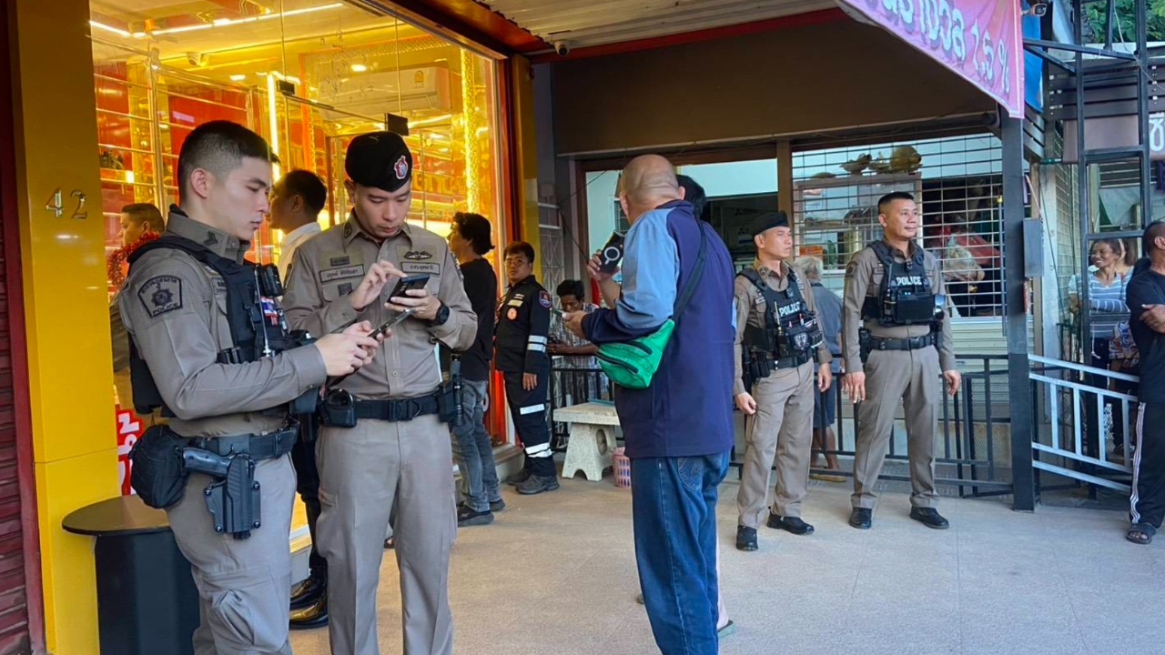 โจรชักปืนขู่เจ้าของร้านทอง ขอเงิน 2 แสน ถูกยิงสวนเจ็บ จนมุมขอจบชีวิตตัวเอง