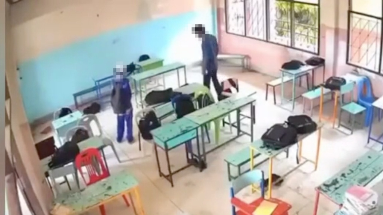หนุ่มบุกห้องเรียน ใช้ปืนตบเด็ก ม.2 เลือดอาบ ฉุนทำร้ายน้องชาย