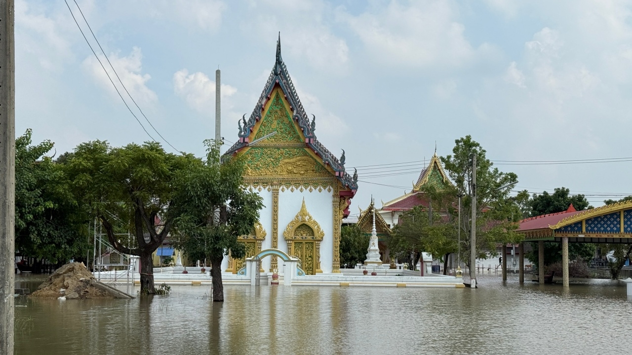 น้ำทะลักท่วมวัดริมน้ำ ที่ปทุมฯ ล่ามือดีลอบเปิดประตูน้ำคลองบางสาน