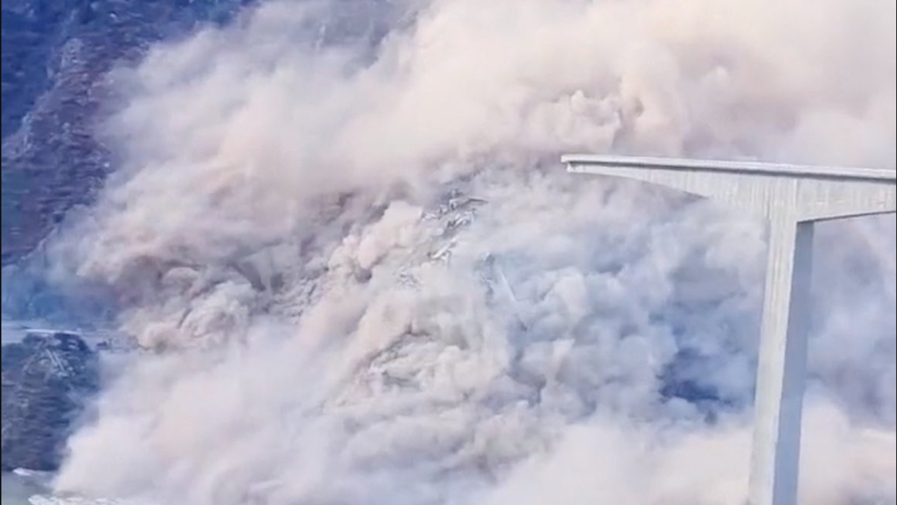 สุดช็อก สะพานเพิ่งเปิดใช้ไม่กี่เดือน พังถล่มบางส่วนในจีน เคราะห์ดีสั่งปิดก่อน (คลิป)