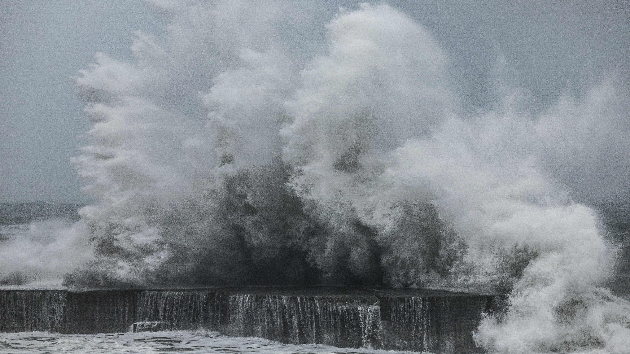 ไต้ฝุ่นฟงวองพัดถล่มไต้หวัน ฝนกระหน่ำ-น้ำท่วมสูงถึงคอ อพยพกว่า 8,000 คน
