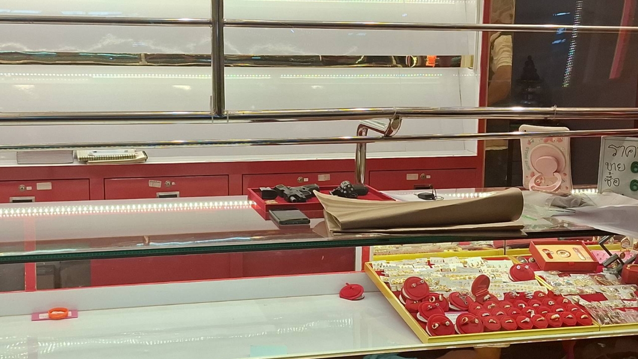 เล่านาทีระทึก โจรควงปืนปล้นร้านทอง ถูกเจ้าของร้านยิงสวนหมดทางสู้ จบชีวิตตัวเอง