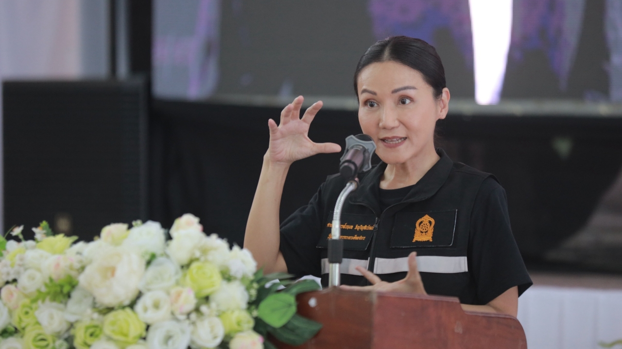 “นฤมล” บุกพัทลุง ขับเคลื่อนเรียนดีมีคุณธรรม ลุยแก้หนี้ครู ขออย่าก่อหนี้เพิ่ม