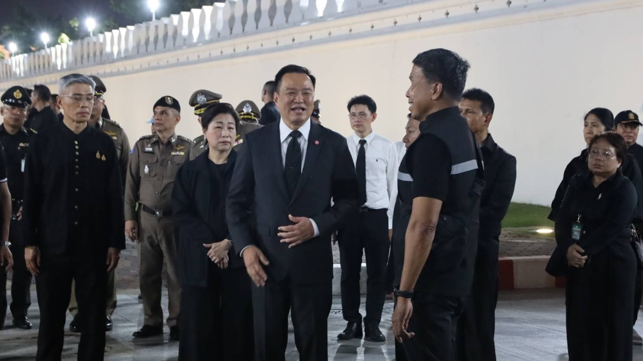 นายกฯ ตรวจเยี่ยมประชาชนถวายบังคมพระบรมศพ ชื่นชม “ชัชชาติ” จนท.-อาสาสมัคร