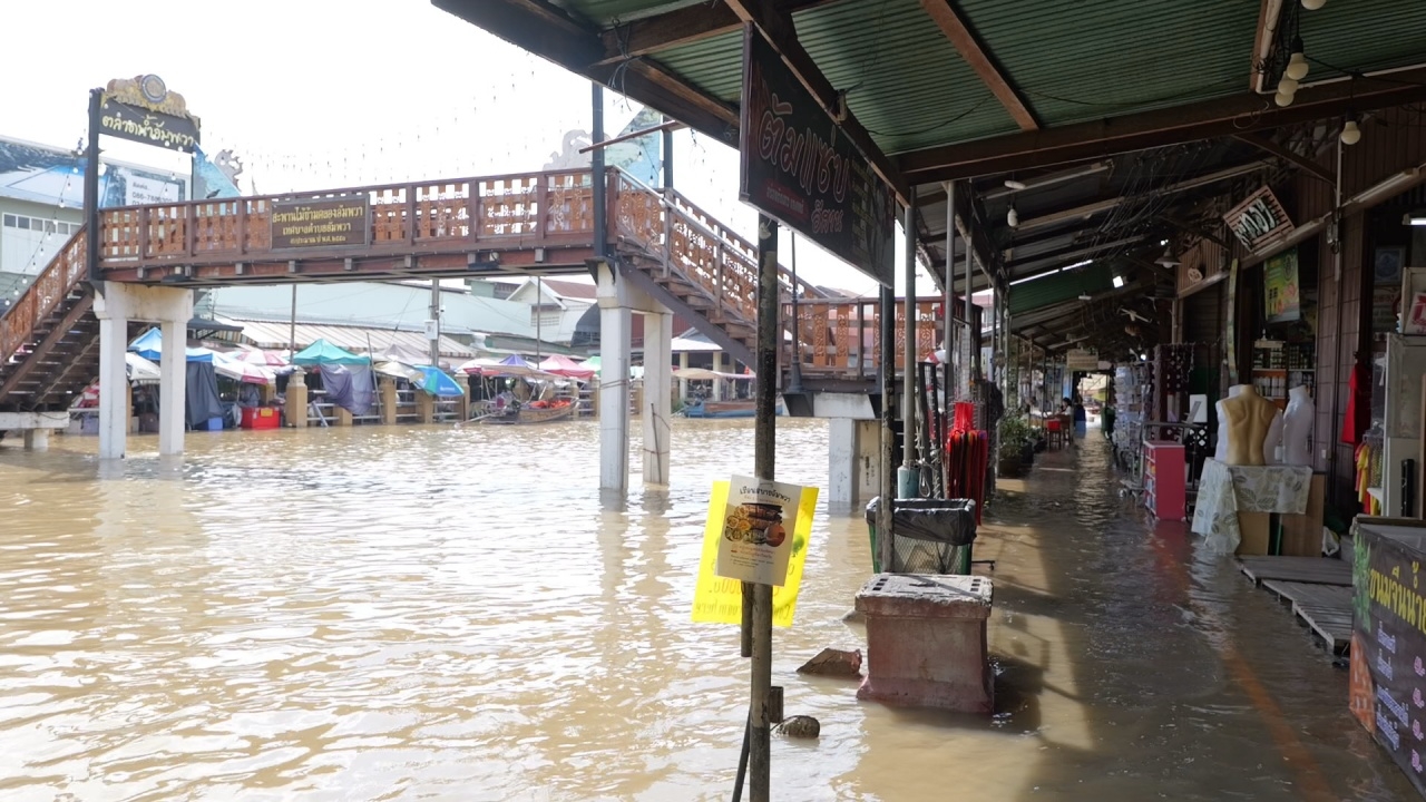 "ตลาดน้ำอัมพวา" ถูกน้ำทะเลหนุนสูงเข้าท่วมทางเดินเท้า ชี้ไม่กระทบตลาดช่วงเย็น