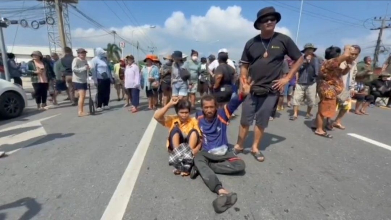 ชาวบ้านบางบาล รวมตัวปิดถนนอยุธยา–อ่างทอง เรียกร้องเปิดประตูระบายน้ำบางกุ้ง ชาวบ้านบางบาล รวมตัวปิดถนนอยุธยา–อ่างทอง เรียกร้องเปิดประตูระบายน้ำบางกุ้ง
