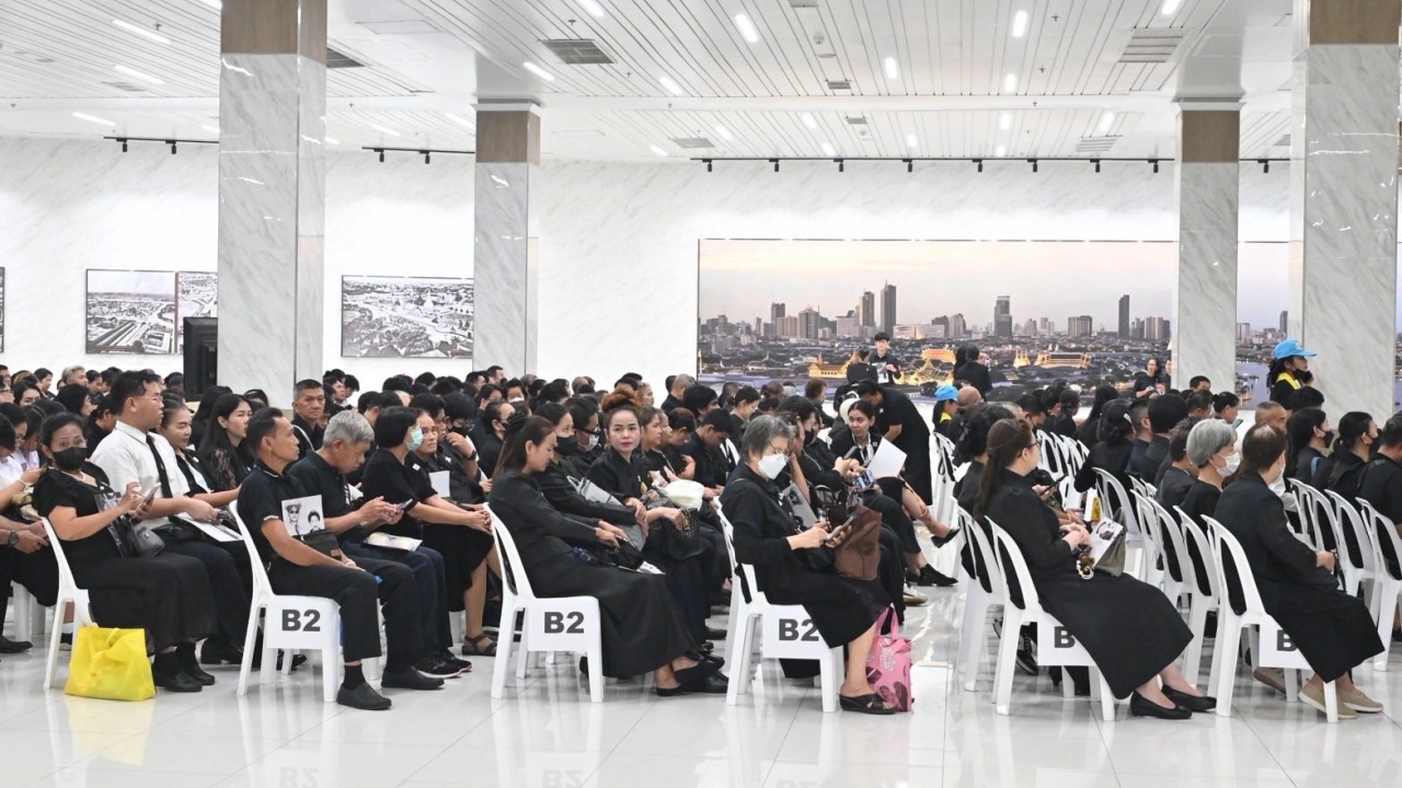 พสกนิกรหลั่งไหล เข้ากราบถวายบังคมพระบรมศพ "สมเด็จพระพันปีหลวง" วันแรกจำนวนมาก