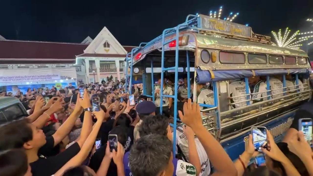ชาวแปดริ้วแห่เซลฟี่ "รถขนฝัน" ต้อนรับทีม "หมอนทองวิทยา" แน่นศาลากลางจังหวัด