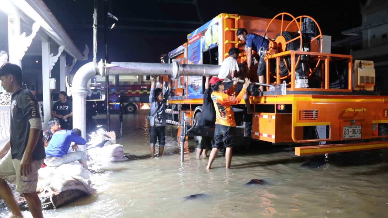 น้ำทะลักเข้า “วัดชินวรารามวรวิหาร” เจ้าหน้าที่เร่งสูบระบายน้ำออก เฝ้าระวังทั้งคืน