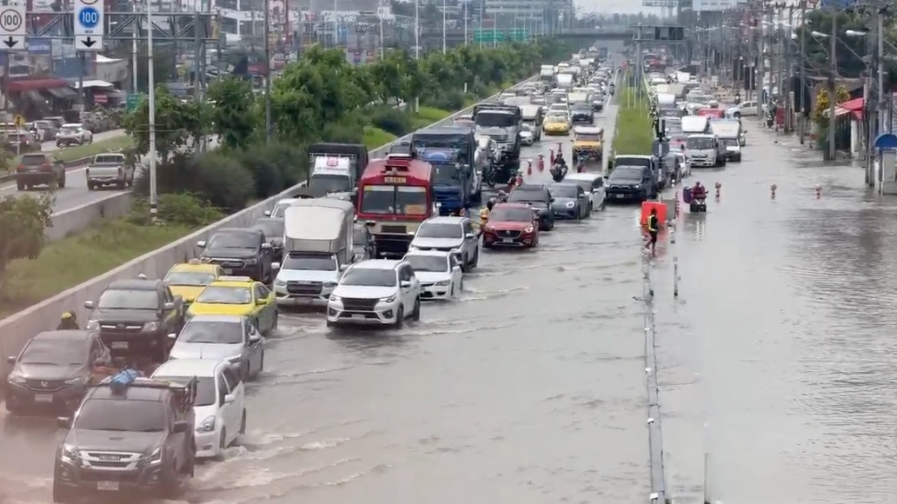 พระราม 5 ยังอ่วม น้ำท่วมสูงกว่า 50 ซม. เตือนเลี่ยงถนนนครอินทร์-บางศรีเมือง