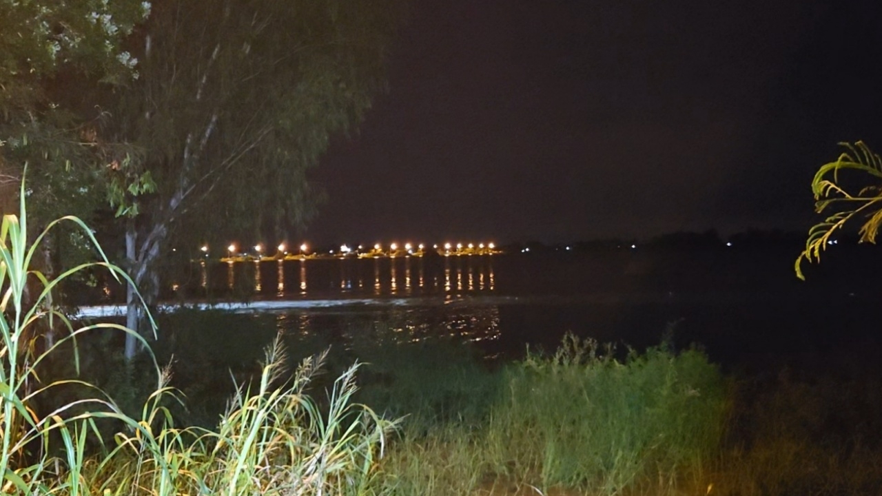 เร่งอุดรอยรั่วตลอดคืน หลังน้ำทะลักผนังประตูระบายน้ำคลองตานึ่ง ท่วมทุ่งบางบาล–ผักไห่