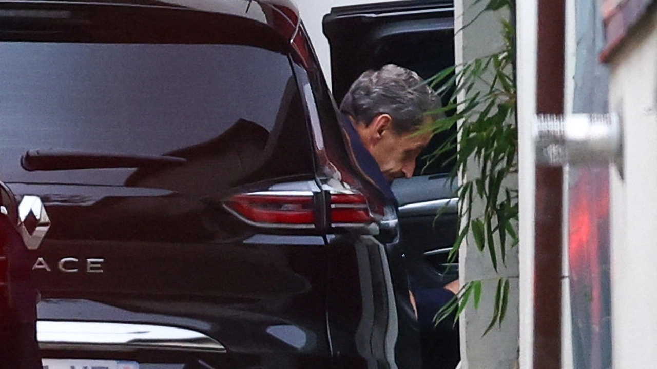 นิโกลาส์ ซาร์โกซี อดีต ปธน.ฝรั่งเศส ออกจากคุกแล้ว หลังถูกขัง 3 สัปดาห์